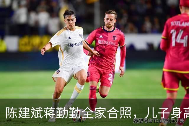 陈建斌蒋勤勤全家合照，儿子身高出众，完美继承父母优良基因